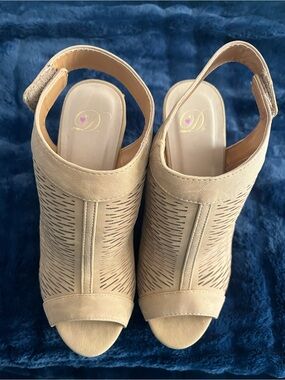 Women’s Tan Peep-Toe Slingback Heels